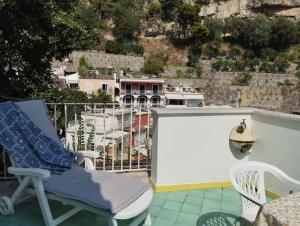 una silla sentada en un balcón con vistas en My Way, en Positano