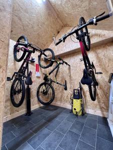 Deux vélos suspendus au mur dans un garage dans l'établissement 7 - Central Studio - King Bed - Bike Facilities, à Merthyr Tydfil