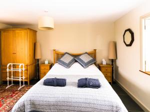 - une chambre avec un grand lit et 2 oreillers dans l'établissement Rosecott, à St Ives