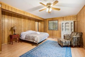 sypialnia z łóżkiem i wentylatorem sufitowym w obiekcie Hot Tub, Private Lake, & Huge Deck at Chalet Cabin w mieście Berkeley Springs
