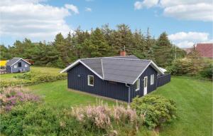 BjerregårdにあるBeautiful Home In Hvide Sande With Wifiの太陽屋根の庭黒屋根