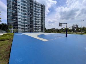 um campo de basquetebol vazio em frente a um edifício em Modern Stylish Apartment near Kuching Airport em Kuching