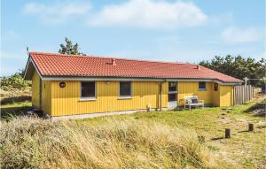 BjerregårdにあるLovely Home In Hvide Sande With Wifiの野地の赤屋根の黄色い家