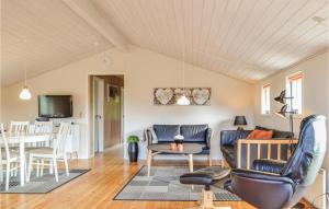 BjerregårdにあるLovely Home In Hvide Sande With Wifiのリビングルーム(ソファ、テーブル付)