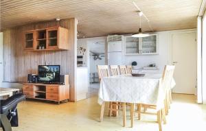 HavrvigにあるStunning Home In Hvide Sande With 4 Bedrooms, Sauna And Wifiのキッチン、ダイニングルーム(テーブル、椅子付)