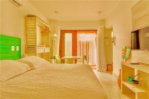 Casa d'Aroeira Residencial Boutique - Centro de Juqueí - 2 quadras do mar - Serviço de Praia - Roupa de Cama 600 fios algodão Egípcio - Toalhas Banho e Praia - Tudo Novo - Estacionamento Interno - Cozinha - Consulte unidades com Ofurô Hidro e Cromoterapia客房内的一张或多张床位