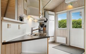 Fotografie z fotogalerie ubytování Stunning Apartment In Rønde With Sauna v destinaci Rønde