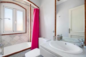 ein Badezimmer mit Waschbecken, Toilette und Badewanne in der Unterkunft Magnifico piso en la playa in El Puerto de Santa María + 20 Fotos