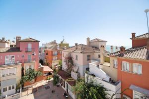 eine Luftaufnahme einer Stadt mit Gebäuden in der Unterkunft Magnifico piso en la playa in El Puerto de Santa María