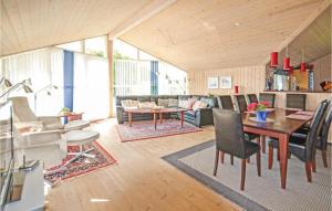 een woonkamer met een tafel en een bank bij 4 Bedroom Amazing Home In Hvide Sande in Bjerregård