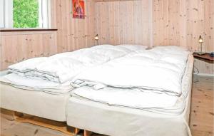 Bjerregårdにある4 Bedroom Amazing Home In Hvide Sandeの白いソファ(枕付)