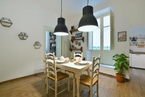 een keuken en eetkamer met een tafel en stoelen bij iFlat Palazzo Ragusi in Palermo