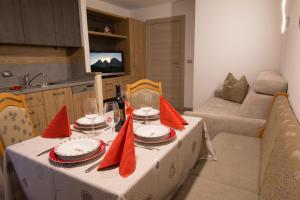 カンピテッロ・ディ・ファッサにあるResidence Villa Articの赤いナプキンとワイングラスを添えたテーブル