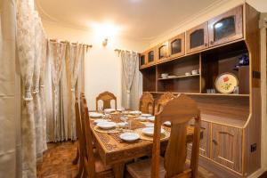 Φωτογραφία από το άλμπουμ του StayVista at Pinewood Villa - Pet Friendly Villa with Lawn & Pool Table στο Σριναγκάρ