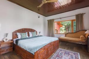 Ένα ή περισσότερα κρεβάτια σε δωμάτιο στο StayVista at Pinewood Villa - Pet Friendly Villa with Lawn & Pool Table +24 φωτογραφίες