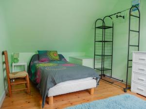 Кровать или кровати в номере Maison Locmaria, 3 pièces, 4 personnes - FR-1-418-158