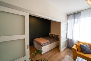 um quarto com uma cama e um sofá num quarto em Trendy Kentmanni, city center apartment em Taline