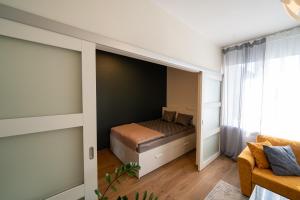 ein Schlafzimmer mit einem Bett und einem Sofa in einem Zimmer in der Unterkunft Trendy Kentmanni, city center apartment in Tallinn