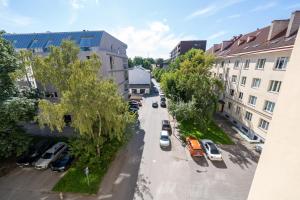una vista aérea de una calle de la ciudad con coches aparcados en Trendy Kentmanni, city center apartment en Tallin