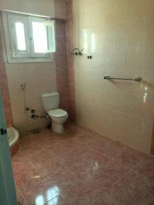 La salle de bains est pourvue de toilettes, d'un lavabo et d'une fenêtre. dans l'établissement شاليه في قرية هيلو بيتش في الكيلو ٥٠, à Borg El Arab