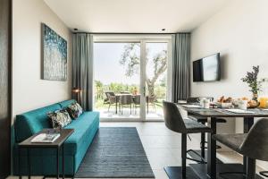 a living room with a green couch and a table at Privilegium Lazise in Lazise