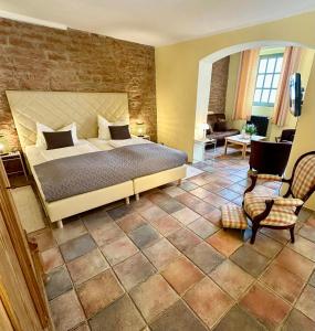 1 dormitorio con 1 cama y sala de estar en HEINRICHs winery bed & breakfast, en Langenlonsheim