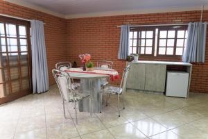 cocina con mesa y sillas en una habitación en Loft bem equipado com WiFi em Bento Goncalves RS, en Bento Gonçalves