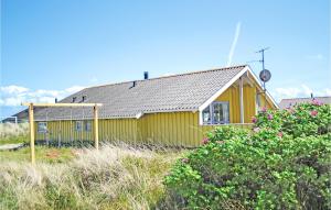 BjerregårdにあるNice Home In Hvide Sande With House A Panoramic Viewの黄色い家