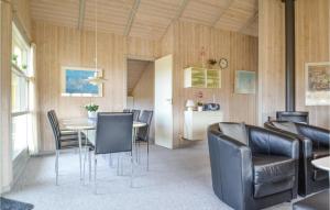 BjerregårdにあるNice Home In Hvide Sande With House A Panoramic Viewのダイニングルーム(革張りの椅子、テーブル付)