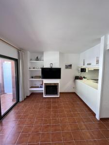 sala de estar con chimenea y TV en AP21-Sa Riera en Begur