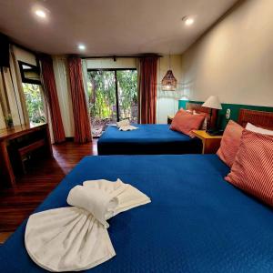 - une chambre d'hôtel avec 2 lits et des serviettes dans l'établissement Hotel Aranjuez, à San José
