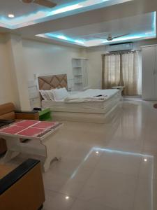 um quarto com uma cama e uma mesa em HOTEL NL7 em Dimāpur