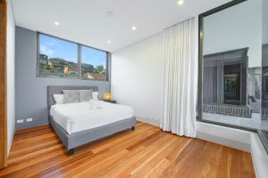 Un dormitorio con una cama y una ventana grande. en Putney Brand New Luxury House Pool & Waterview, en Sídney 28 fotos más