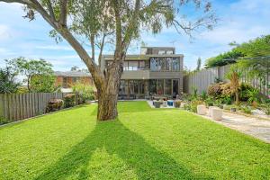 un árbol en el patio de una casa en Putney Brand New Luxury House Pool & Waterview, en Sídney