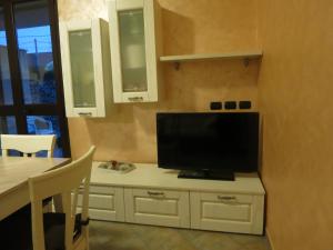 a flat screen tv sitting on top of a counter at Appartamento Malpensa Rho in Samarate
