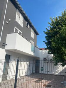 ein Gebäude mit einem Zaun davor in der Unterkunft Villa Popilia Sea&Business Blue in Rimini