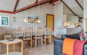 BjerregårdにあるStunning Home In Hvide Sande With Saunaのリビングルーム(テーブル、椅子付)、キッチン