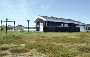 BjerregårdにあるNice Home In Hvide Sande With Saunaの野原白黒家