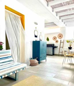 een woonkamer met een blauwe bank en een tafel bij Attico unico ed incantevole in Lido Conchiglia