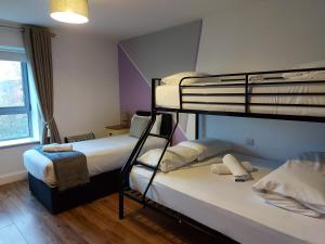 Una cama o camas en una habitación de Wild Atlantic Apartments Killarney