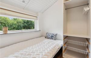 En eller flere senge i et værelse på Cozy Home In Frvang With Outdoor Swimming Pool