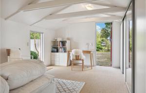 1 dormitorio con 1 cama y escritorio con silla en Cozy Home In Frvang With Outdoor Swimming Pool, en Fårvang