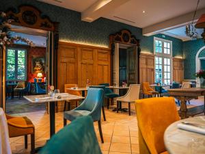 - un restaurant avec des tables et des chaises dans une salle dans l'établissement Château de Candie, à Chambéry