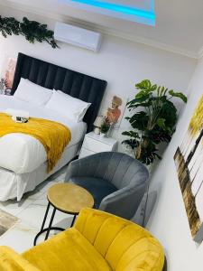 um quarto com uma cama, uma cadeira e um sofá em Chimas Guest House em Musina