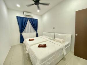 Ліжко або ліжка в номері Rumah Inap Che'Gu Baha
