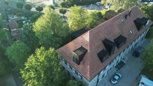 an overhead view of a building with a red roof at Lukas Kapeller Hotel und Restaurant in Steyr