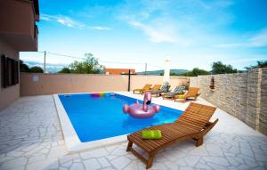 Bazén v ubytování Holiday Home Leon nebo v jeho okolí