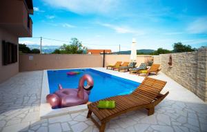 Bazén v ubytování Holiday Home Leon nebo v jeho okolí