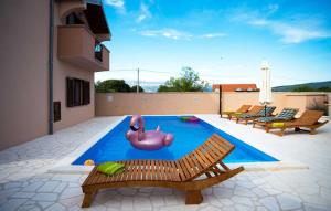 Bazén v ubytování Holiday Home Leon nebo v jeho okolí