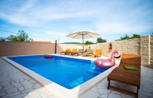 Bazén v ubytování Holiday Home Leon nebo v jeho okolí